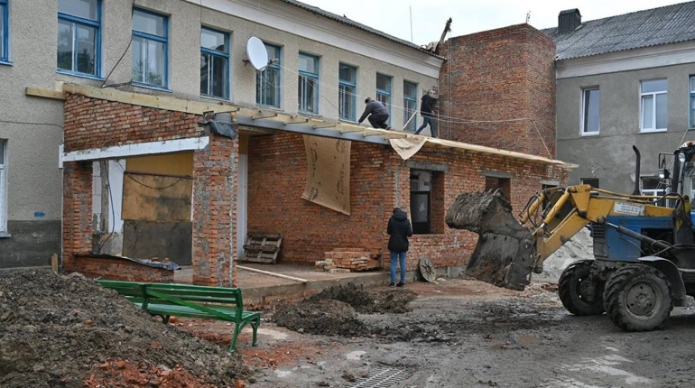 У Ланівцях триває реконструкція міської лікарні