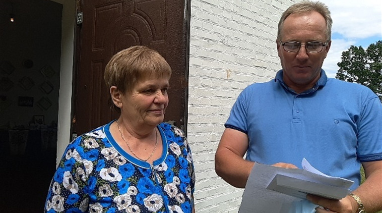 На сорочки-вишиванки і на лікування: за чим клопочуться до народного депутата