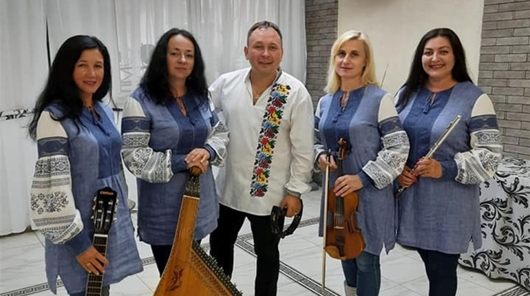 "Любисток" заспівав разом із Лановецьким священником-блогером у його день народження