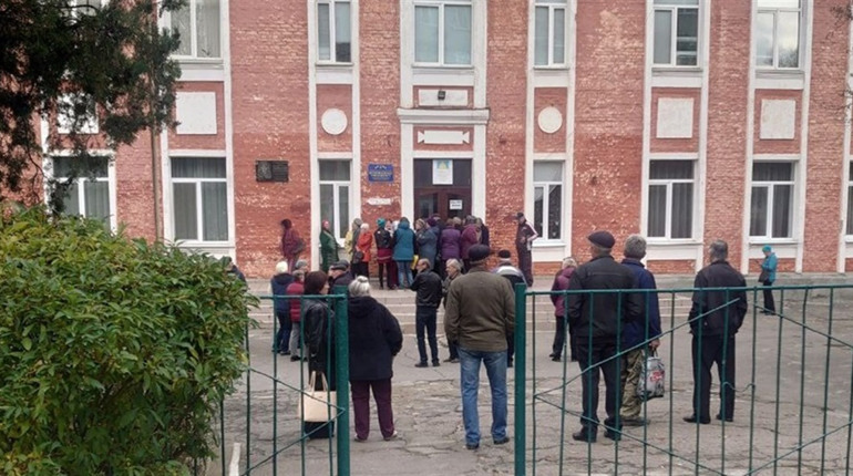 У Первомайську виконком продовжує видавати гуманітарну допомогу продуктами та наборами для малюків