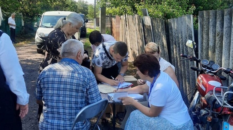 Співробітники соцзахисту побували у селищі Шевченко, надали консультації щодо пошкодженого майна