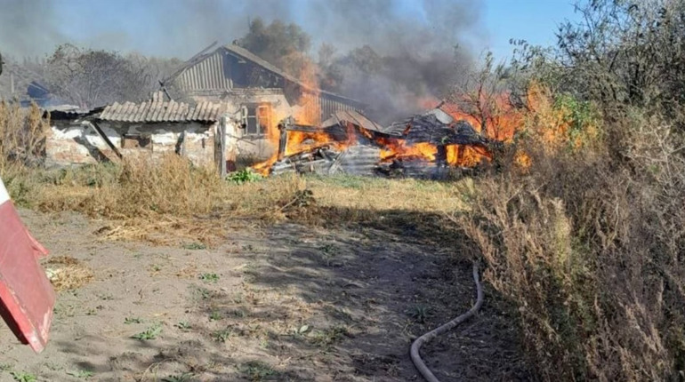 Показали фото з місця трагедії у селі Уланове, де внаслідок обстрілу загинула жінка