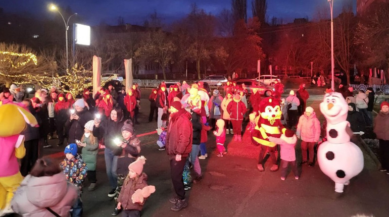 Як південноукраїнці на вуличній вечірці перемагали смуток і темряву. Фото. Відео.