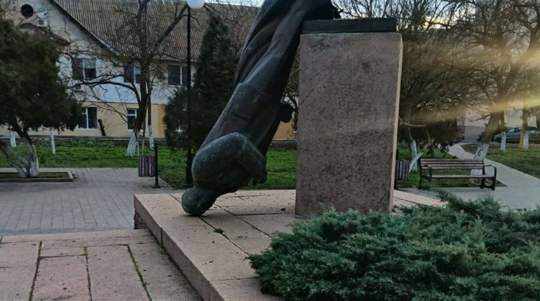 У Приморському під Феодосією негода знесла пам’ятник Леніну: ялинка вистояла
