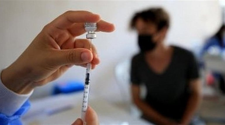 Третя доза вакцини: хто отримає
