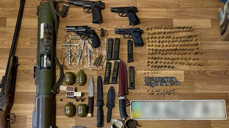 У Смілі чоловік зберігав вдома зброю: йому загрожує 7 років за гратами