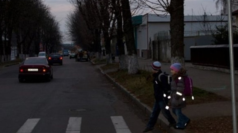 Аби не потрапити у ДТП. Поліція закликає городоччан носити світловідбивачі у темний період доби