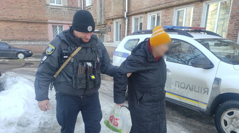 У Шостці поліцейські повернули 70-річній пенсіонерці загублений пакет із грошима та карткою