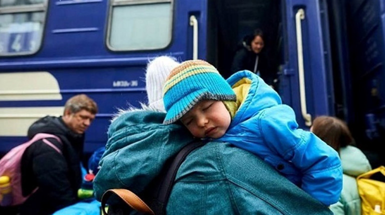 Залізні люди. Провідниця евакуаційного потягу вивозила людей під обстрілами у переповнених вагонах