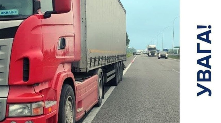 На Херсонщині обмежили рух вантажівок через спеку — розповідаємо деталі і де можна перечекати водіям