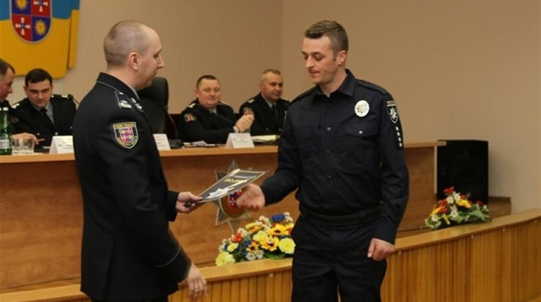Калинівські поліцейські отримали відзнаки за затримання озброєних нападників