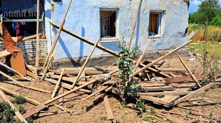 Масовані обстріли на Херсонщині: пошкоджено житлові будинки, навчальний заклад, котельню
