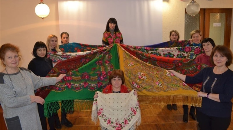 Зроби світлину з хусткою: як херсонські бібліотекарки святкували День хустки 