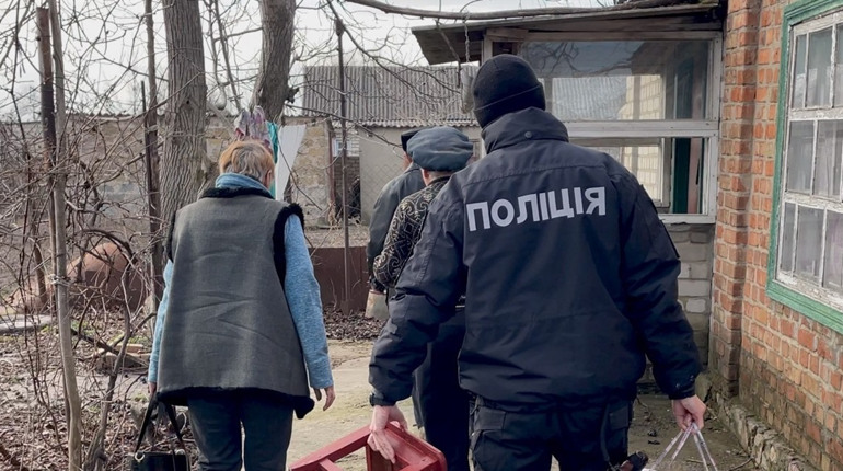 З Гуляйполя вивезли дві літні жінки: снаряд влучив прямо у двір