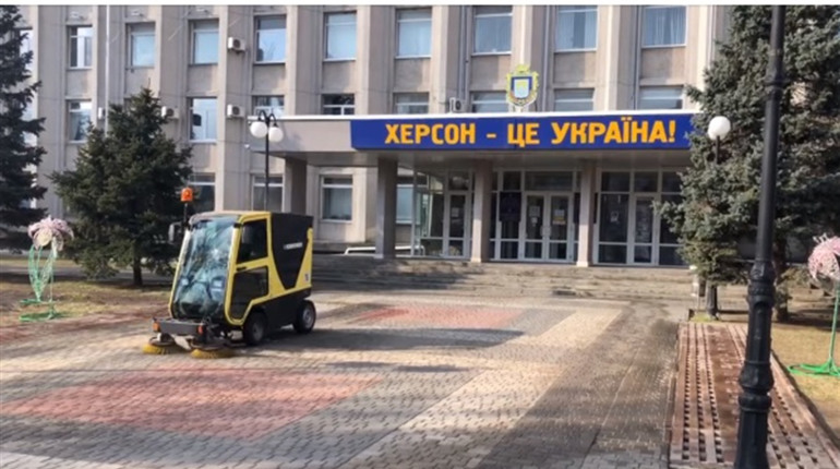Плитку перед Херсонською міською радою вимили «Керхером». Кажуть, так вимиють і все місто