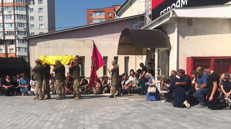 У Хмельницькому попрощалися з Павлом Рожиком із Сатанівщини. Він загинув на 26-му році життя