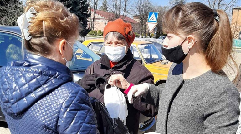Працівники соціальних установ Старокостянтинова роздавали маски перехожим