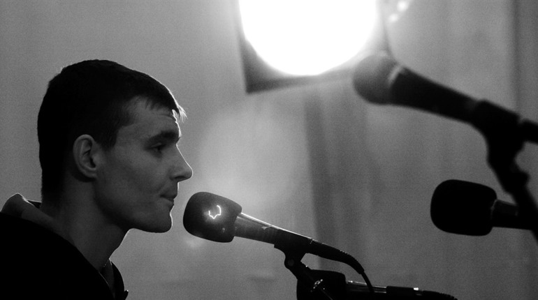 Друг загиблого військовослужбовця Артема Довгополого здійснив його мрію і видав його поетичну збірку