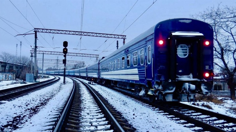 В Одесі загинув під колесами потяга чоловік, який сидів на колії
