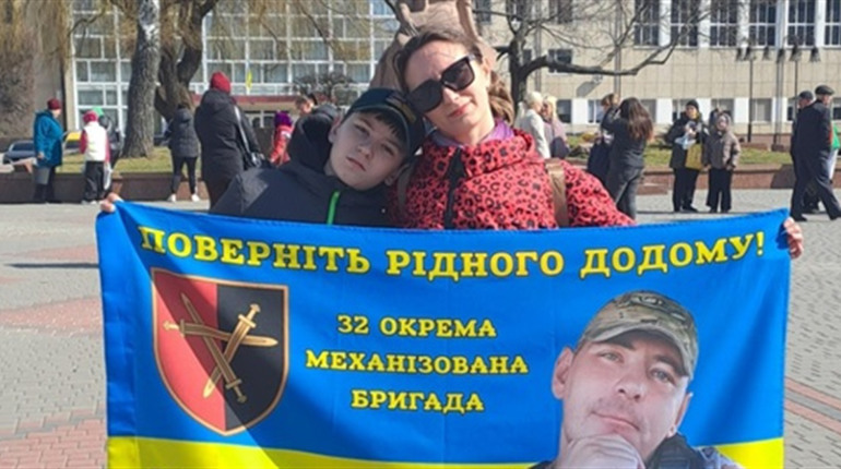 "Рік і три місяці я чекаю його кроків у коридорі": історія звягелянки, чоловік якої зник на війні