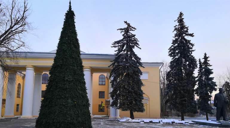 У Дрогобичі на Площі Ринок розташували різдвяну шопку, а ялинка тепер стоятиме біля Народного дому