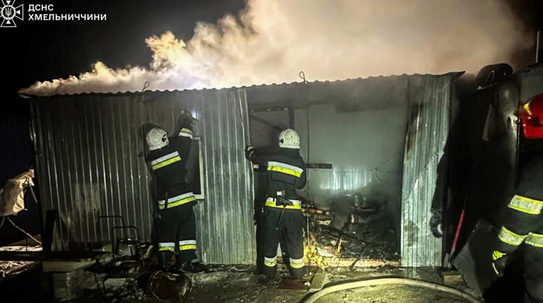 Знищене майно та пошкоджені стіни: рятувальники ліквідували пожежу неподалік Городка