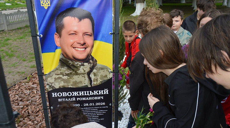 Вшанували пам'ять про Героя-земляка: у Черняхові відкрили банер на честь воїна Віталія Новожицького