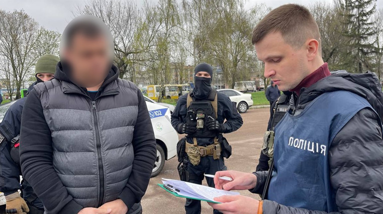 Допомагав виїхати за кордон за 4 тисячі доларів: на Черкащині затримали старосту громади