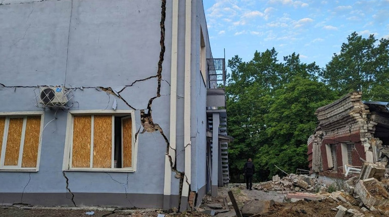 Ворожі обстріли на Херсонщині: знищені квартири, приватні будинки, автомобілі. Поранено троє дітей
