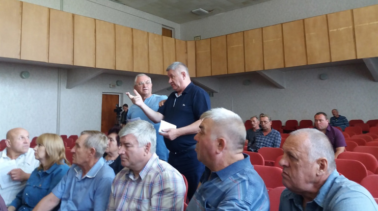 На сесії Сватівської райради три години обговорювали одне питання — ремонт восьмої школи