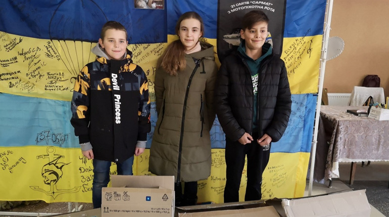 Юні волонтери зі Знам'янки самостійно підготували посилки для військових