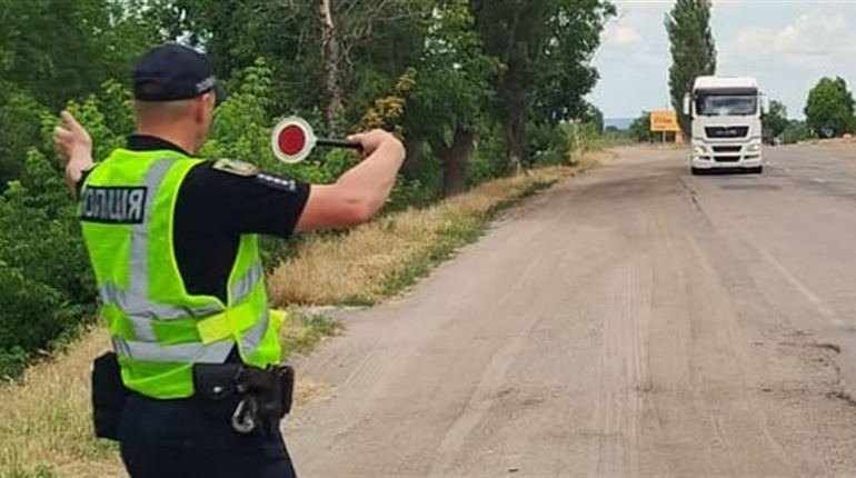 На Миколаївщині через спеку обмежують рух вантажівок: де облаштували майданчики для відстою