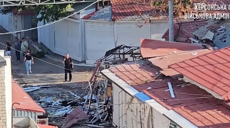 Окупанти зранку вдарили по одному із ринків Херсона (відео)