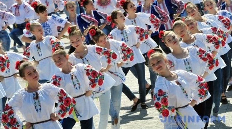 Виступ кінного театру і свято фарб Холі: як на Луганщині святкуватимуть день народження області