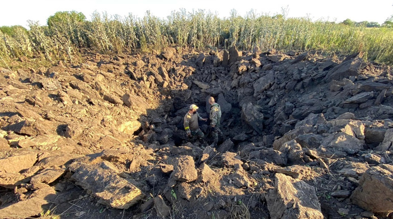 Окупанти винищують села на Херсонщині нищівними обстрілами та спалюють поля