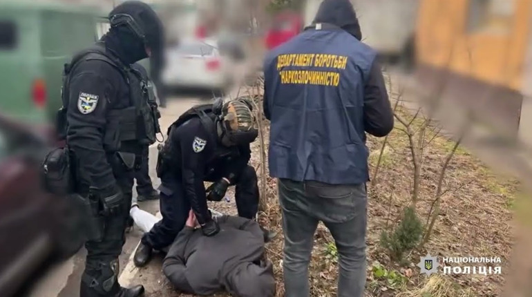 В Одесі чоловік поштою замовляв небезпечні наркотики в особливо великих розмірах, фасував і збував