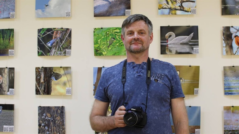 Полювання з фотоапаратом: у Тростянці відкрилася виставка бьордвотчера Володимира Шелеста