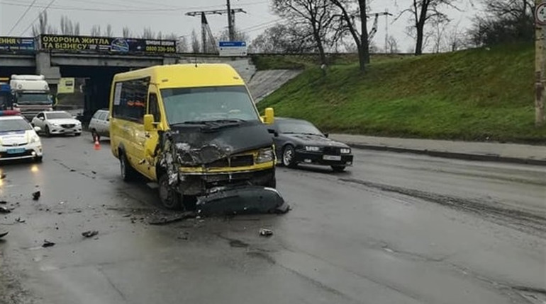 Помер водій, який нещодавно травмувався у ДТП під мостами в Херсоні. Шукають відео, фото аварії