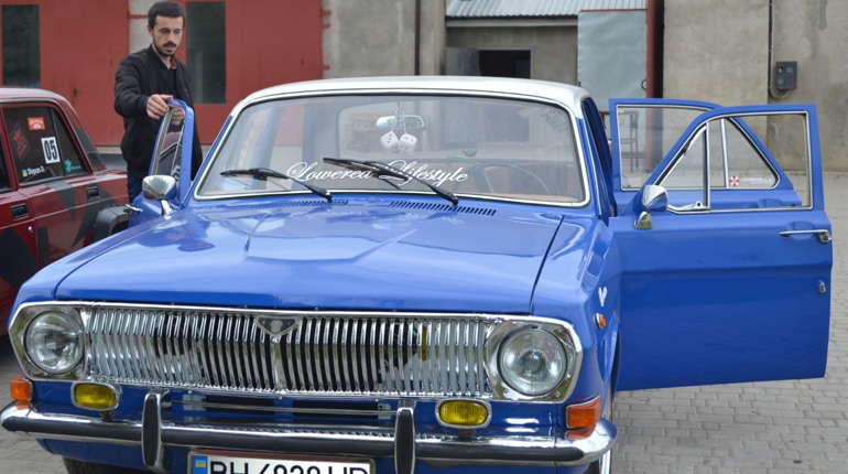 Біляївець перетворив Волгу на авто американської класики 90-х і впевнено їздить нею вулицями міста 