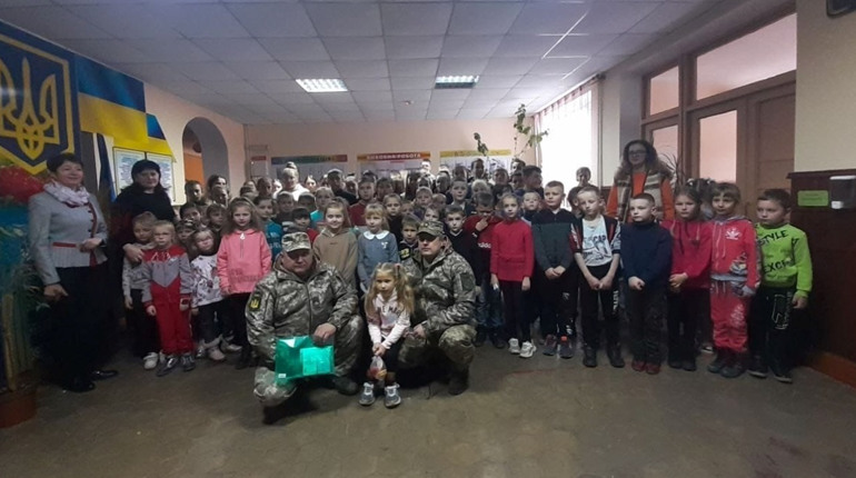 Любахівські школярі передали військовим майже двадцять тисяч гривень. Вони їх наярмаркували