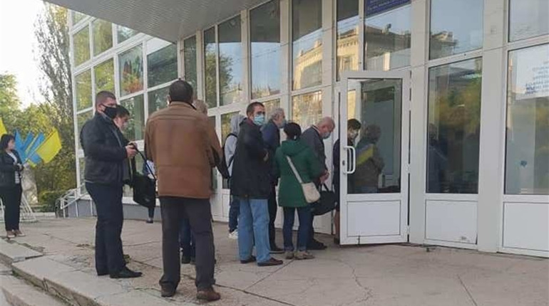 Місцеві вибори у Херсоні: голосування розпочалось, на дільницях вже є черги