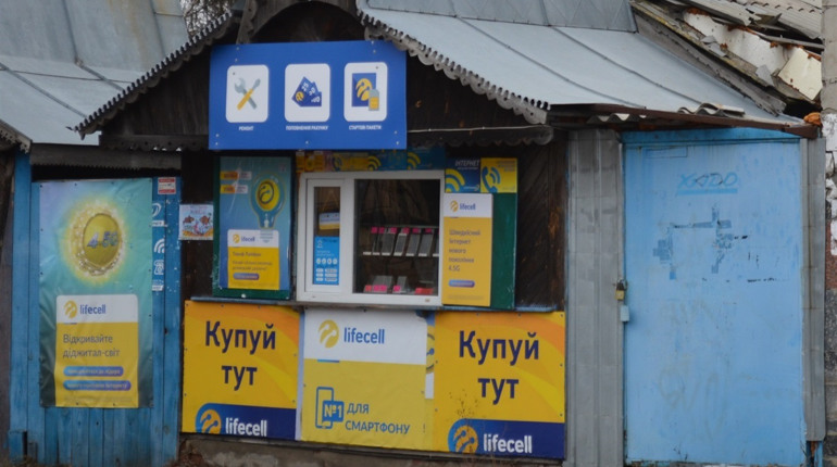 У Корюківці обікрали ятку з ремонту мобільних телефонів