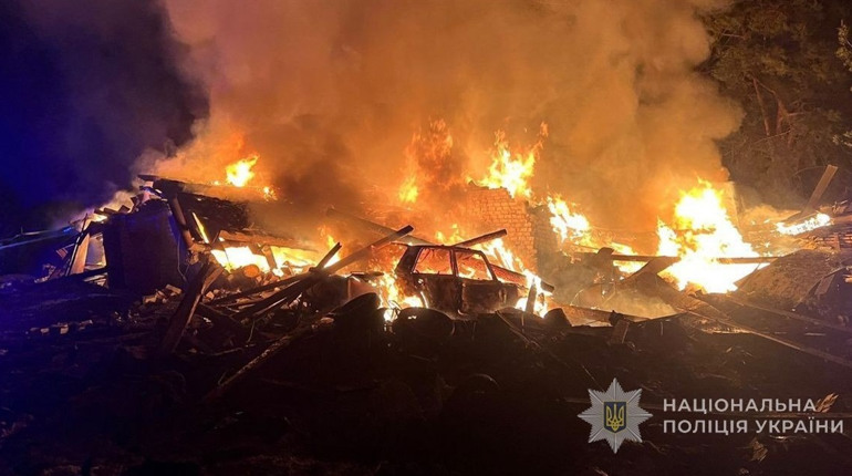 Атака дронів на Шосткинську громадую. Згоріли гаражі і автівки (відео)