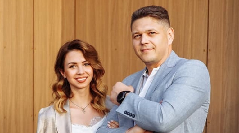 Настя з Уханю заручилась із топ-чиновником та поїхала відпочивати. А ще у пари — однакові тату