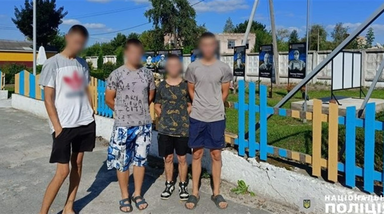 Пошкодження паркану біля алеї Слави у Звягельському районі: поліція встановила винуватців