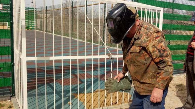 На Слобідці відремонтували дитячий майданчик та завезли туди пісок: жителів просять бути дбайливими