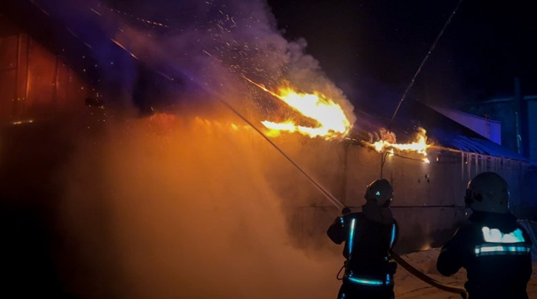 П’ять одиниць техніки та 17 рятувальників: деталі вечірніх загорянь у Шостці