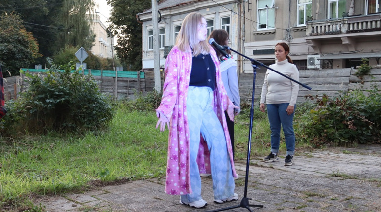 Виступ у халаті на імпровізованій сцені: у Дрогобичі відбувся показ 6 історій містян і переселенців