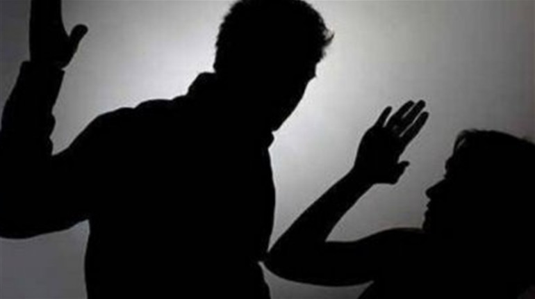 В Почаєві чоловік, який тероризує родину, напав на поліцейських