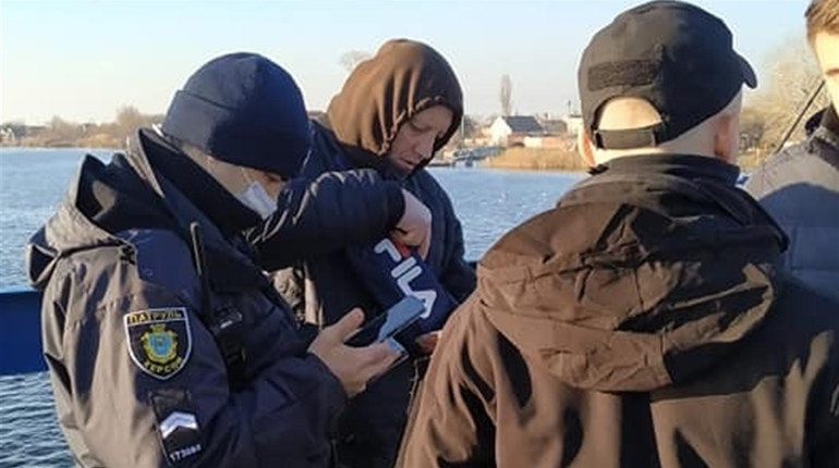 На мосту в Гідропарку сталось ДТП: водій мопеда збив дівчину